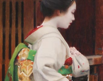 Puede incluir: Pintura de una mujer con un kimono japonés tradicional. El kimono blanco tiene detalles en naranja y verde. Lleva un obi rojo y sandalias de madera. Su cabello está peinado con horquillas decorativas.