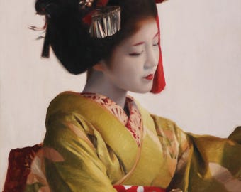 Puede incluir: Una mujer con un kimono japonés tradicional con un obi estampado en rojo y blanco. Su cabello está peinado con cintas rojas y blancas y lleva una diadema roja y blanca. El fondo es blanco.