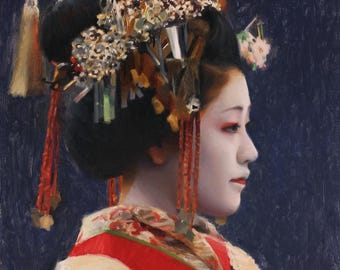 Puede incluir: Pintura al óleo de una mujer con vestimenta tradicional japonesa, con rostro blanco, labios rojos y cabello negro elaborado. El cabello está adornado con adornos florales y borlas rojas. El kimono es rojo y amarillo con un estampado floral, sobre un fondo azul oscuro.