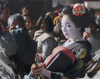 Puede incluir: Una mujer con un kimono japonés tradicional con un tocado floral se encuentra frente a una multitud de personas que toman fotos. La mujer lleva un kimono negro con detalles rojos y dorados. Lleva un bolso rojo y negro en sus manos.