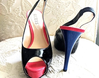 Sandalias de tacón alto con plataforma y punta abierta GUESS para mujer, color negro, con tacones azules y detalles en rosa, talla 6M