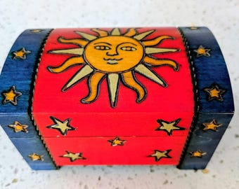 Caja de madera con diseño de sol y estrellas celestiales, tamaño 5" × 3" × 3", un diseño original de EWB, hecho en Polonia, uniones de plumas