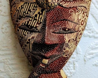 Máscara javanesa vintage de pie, tallada y pintada a mano por artesanos indonesios. Decoración para el hogar. Batik facial, pintura batik de máscara, hecha a mano, tallada a mano.