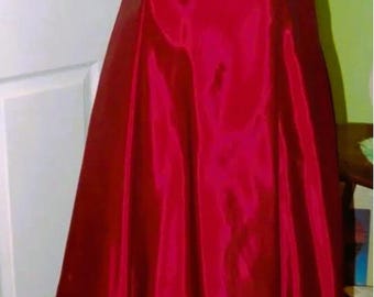 ¡Rebajas del 25%! Antes 55,00 €, ahora 42,00 €. Precioso vestido rojo de Roberta, talla 3/4, con tirantes cruzados, ideal para cóctel.