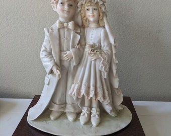 La venta era 53 ahora 45 Vintage A. Belcari Figura esculpida, Novia y novio el día de la boda, Escultura coleccionable Firmado y fechado en 1985