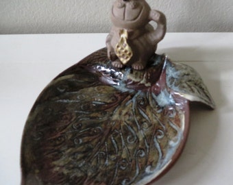 La venta fue de 36.00 ahora 25 VINTAGE PotteryCraft Cat en hoja FigureSTONEWARE USA portavelas, cenicero, joyero o simplemente como pieza decorativa