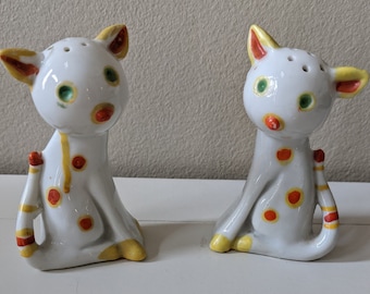 Vintage mid century adorable pintado a mano cat salt and pepper shakers, shelf decor, made in Japan, cute kitsch