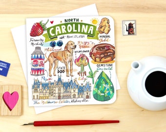 Pode incluir: Um cartão postal ilustrado colorido com marcos e símbolos da Carolina do Norte. Inclui a propriedade Biltmore, um donut Krispy Kreme, uma flor selvagem, um cão de estado, uma lata de Pepsi, uma gema e o texto "*NORTH* CAROLINA est. Nov. 21, 1789".