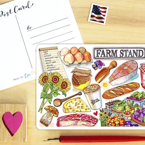 Könnte beinhalten: Eine Postkarte und eine dekorative Illustration mit dem Thema Bauernstand. Die Illustration zeigt Eier, Brot, Käse, Blumen und andere frische Produkte vom Bauernhof. Ein Holzstempel mit einem rosa Herzen und ein kleiner Aufkleber mit der amerikanischen Flagge sind ebenfalls vorhanden.