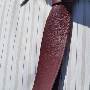 Cravate en cuir d'agneau bordeaux canadien faite main, exclusivité VIKTOR SABO, 3,8 cm/1,5 po.
