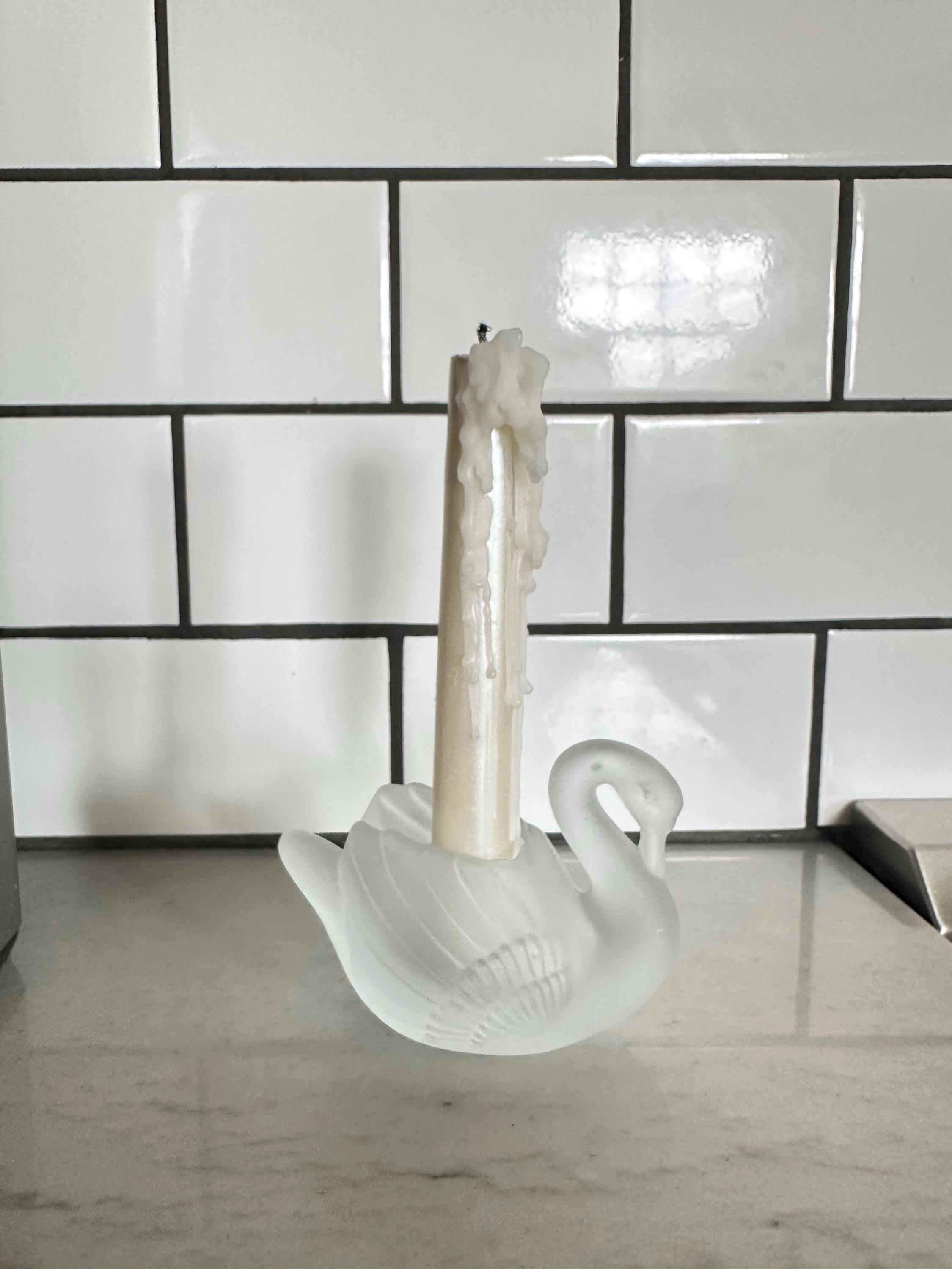 ヴィンテージのフロストガラス製スワンキャンドルホルダー、台湾製