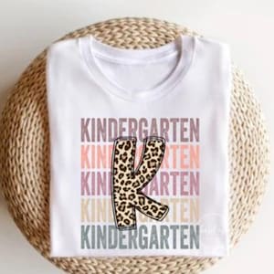 Kindergarten leopard stacked - unisex t-shirt