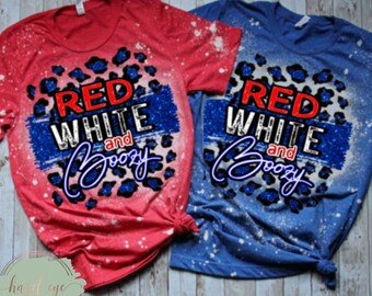 Op de afbeelding: Twee T-shirts, één rood en één blauw, met een distressed design. Elk shirt heeft de tekst "RED WHITE and Boozy" in een patriottisch lettertype, met een luipaardprint ontwerp. De shirts zijn aan de onderkant geknoopt.