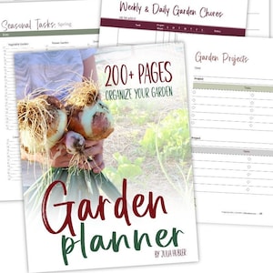 Puede incluir: Una colecci&oacute;n de p&aacute;ginas imprimibles de planificador de jard&iacute;n. La portada presenta el texto "Garden Planner" en borgo&ntilde;a y verde, con las palabras "200+ PAGES | PLANNER | PRINTABLE" debajo. Otras p&aacute;ginas incluyen notas de jardiner&iacute;a y plantillas de proyectos de jard&iacute;n.
