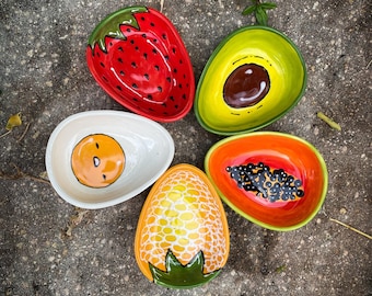 Pet food bowl for small birds, mice, rats, sugar gliders, and more