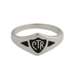 Op de afbeelding: Een zilveren ring met een zwart schildvormig ontwerp met de letters "CTR" in wit.