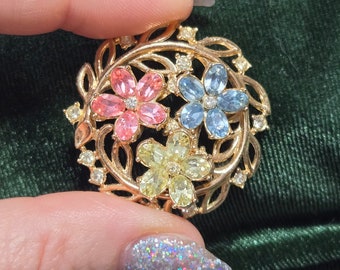 Trifari gouden vintage broche met drie bloemen