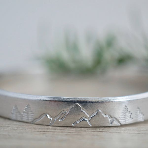 Silver Mountain Cuff - Bracelet empilable - Manchette estampillée - Amoureux de plein air - Cadeau pour elle - Stocking Stuffer - Cadeaux pour enseignants - Handstamped