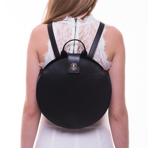 Sac à dos rond en cuir noir pour femme Style minimaliste, idéal pour un usage quotidien image 3