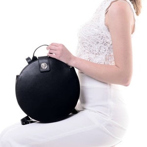 Sac à dos rond en cuir noir pour femme Style minimaliste, idéal pour un usage quotidien image 2