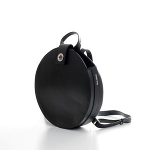 Sac à dos rond en cuir noir pour femme Style minimaliste, idéal pour un usage quotidien image 1