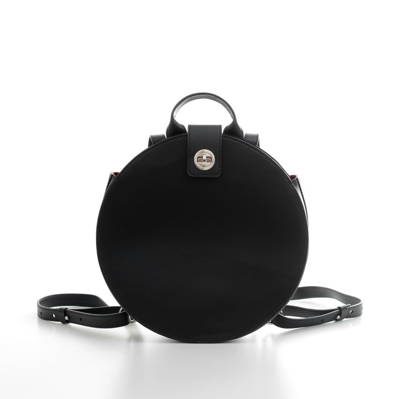 Sac à dos rond en cuir noir pour femme Style minimaliste, idéal pour un usage quotidien image 4