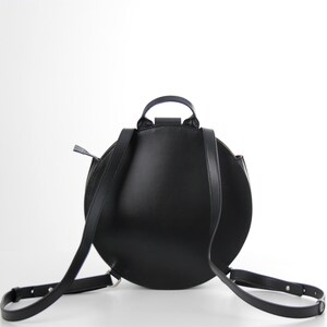 Sac à dos rond en cuir noir pour femme Style minimaliste, idéal pour un usage quotidien image 5