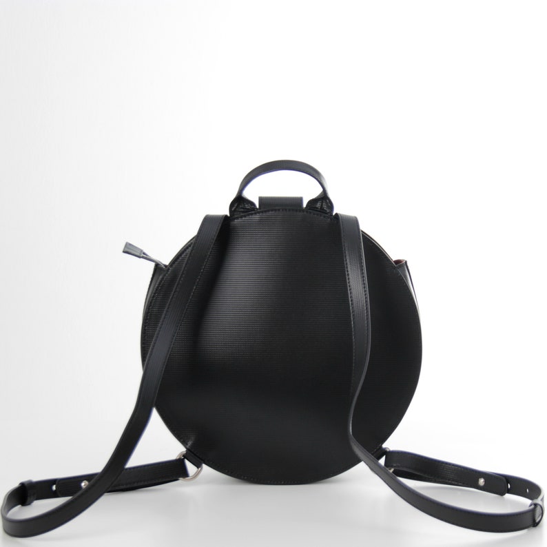 Sac à dos rond en cuir noir pour femme Style minimaliste, idéal pour un usage quotidien image 5