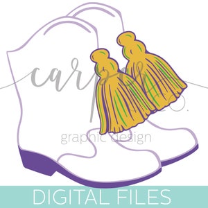 Puede incluir: Dos botas blancas con ribetes morados y borlas amarillas y verdes. Las botas son un diseño popular para Mardi Gras.