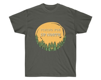 以下が含まれることがあります： 暗い灰色のTシャツに、黄色い円形のグラフィックが描かれており、森の風景と「Pining for Up North」というテキストが書かれています。