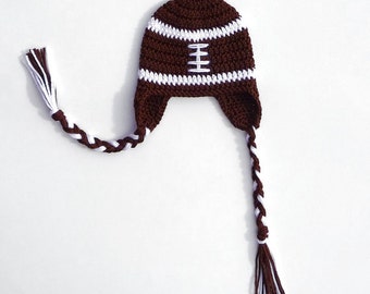 Télécharger PDF Crochet Motif Football Oreillette Chapeau Football Bonnet Nouveau-Né Enfant Sport Chapeau Garçon Casque Enfants Costume Vêtements DIY