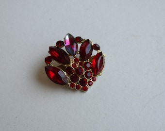 Vintage red rhinestone brooch,small brooch clip with large,medium and small stones,1940's style,sparkles in the light,  1 1/4" x 1 1/4"