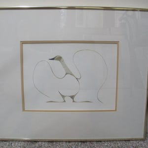 Puede incluir: Un dibujo en blanco y negro enmarcado de un pájaro estilizado con las alas extendidas. El pájaro está delineado en negro y tiene un relleno gris claro.