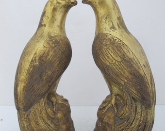 Coppia di statuette di quaglia in gesso italiano dipinte in oro, stile metà secolo, di Borghese.