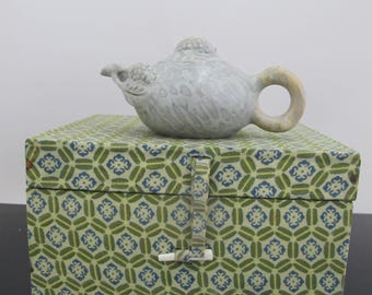 Théière chinoise YIXING en pierre verte dans sa boîte d'origine