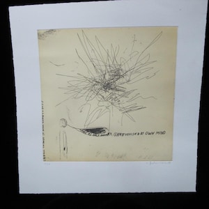 Può includere: Un disegno originale a penna e inchiostro su carta, con linee e forme astratte. L'opera d'arte include una figura e il testo "IT'S ONLY ANOTHER GAME DEVISED BY OWN MIND". Il disegno è montato su carta bianca.