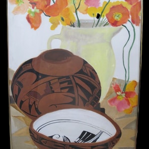 Può includere: Un dipinto di natura morta con una ciotola in terracotta marrone e nera, un vaso in terracotta marrone e nero e un'anfora gialla con fiori arancioni, gialli e rosa.