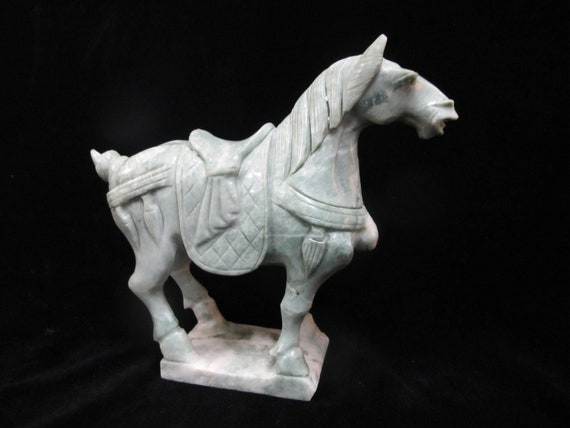 馬の石彫刻 緑色