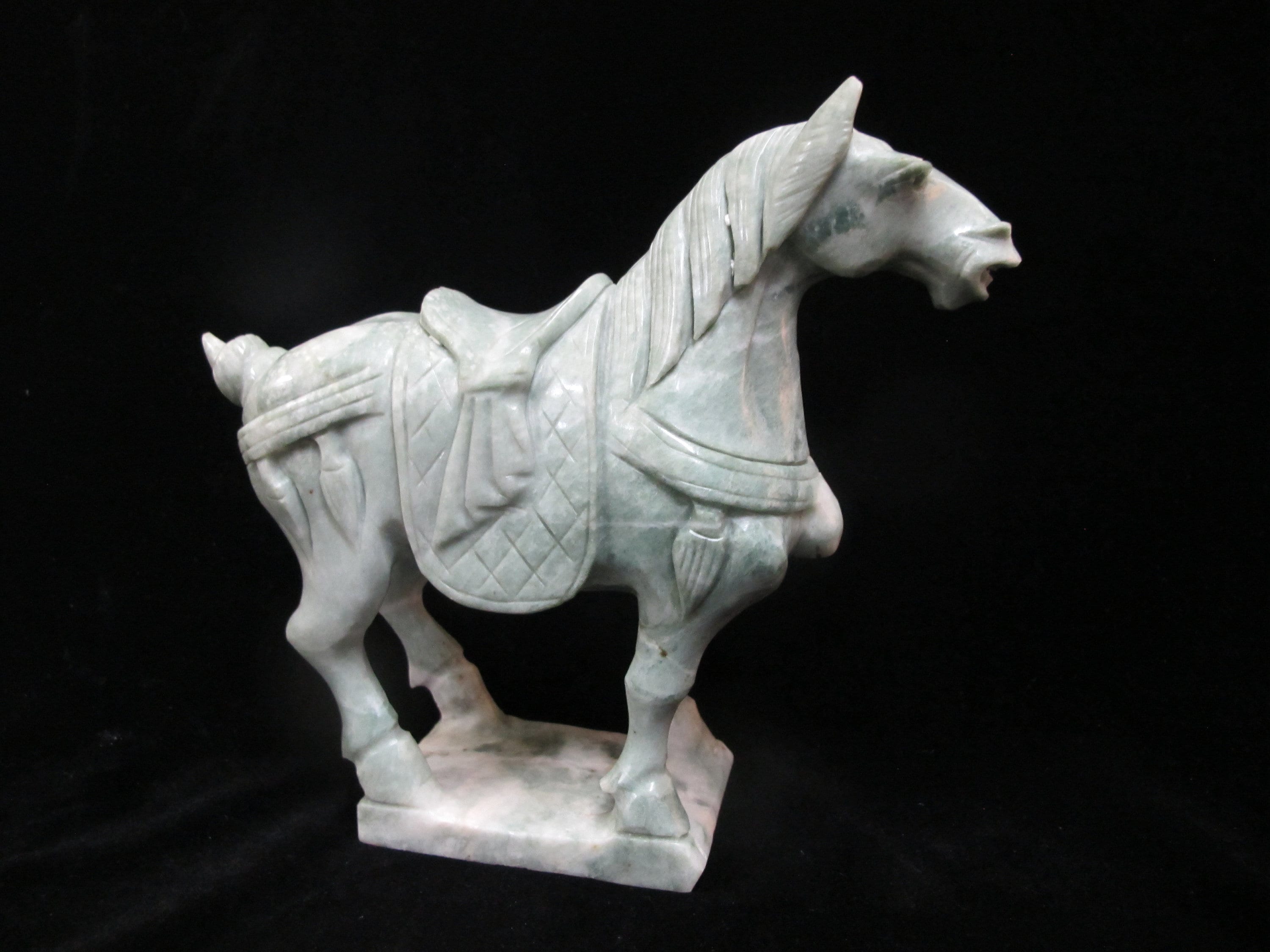 中国彫刻の緑色の石の馬の彫刻像 - Etsy 日本