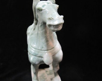 中国彫刻の緑色の石の馬の彫刻像 - Etsy 日本