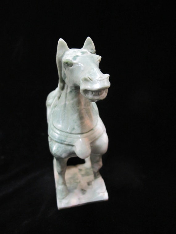 馬の石彫刻 緑色