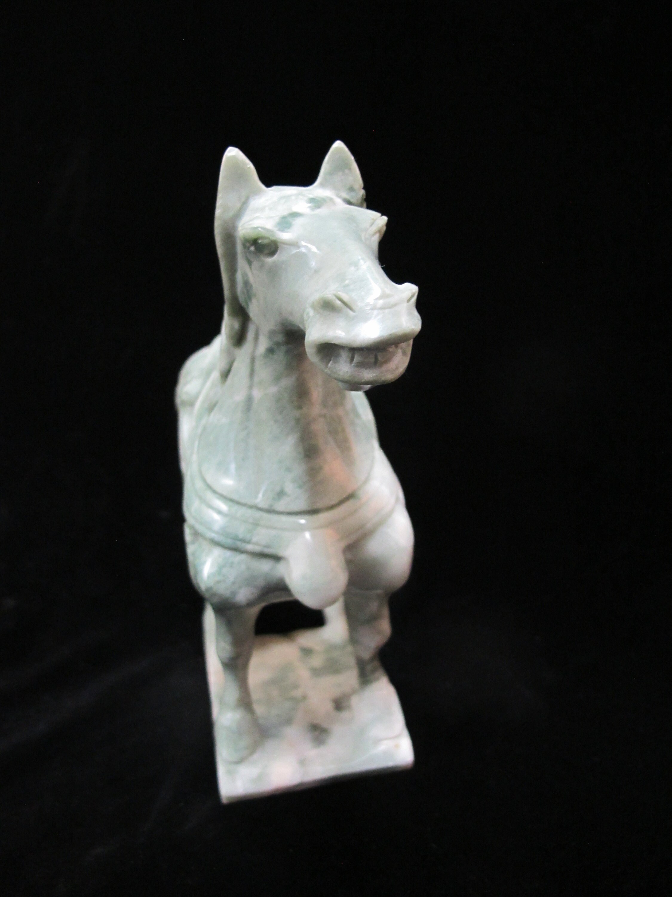 中国彫刻の緑色の石の馬の彫刻像 - Etsy 日本