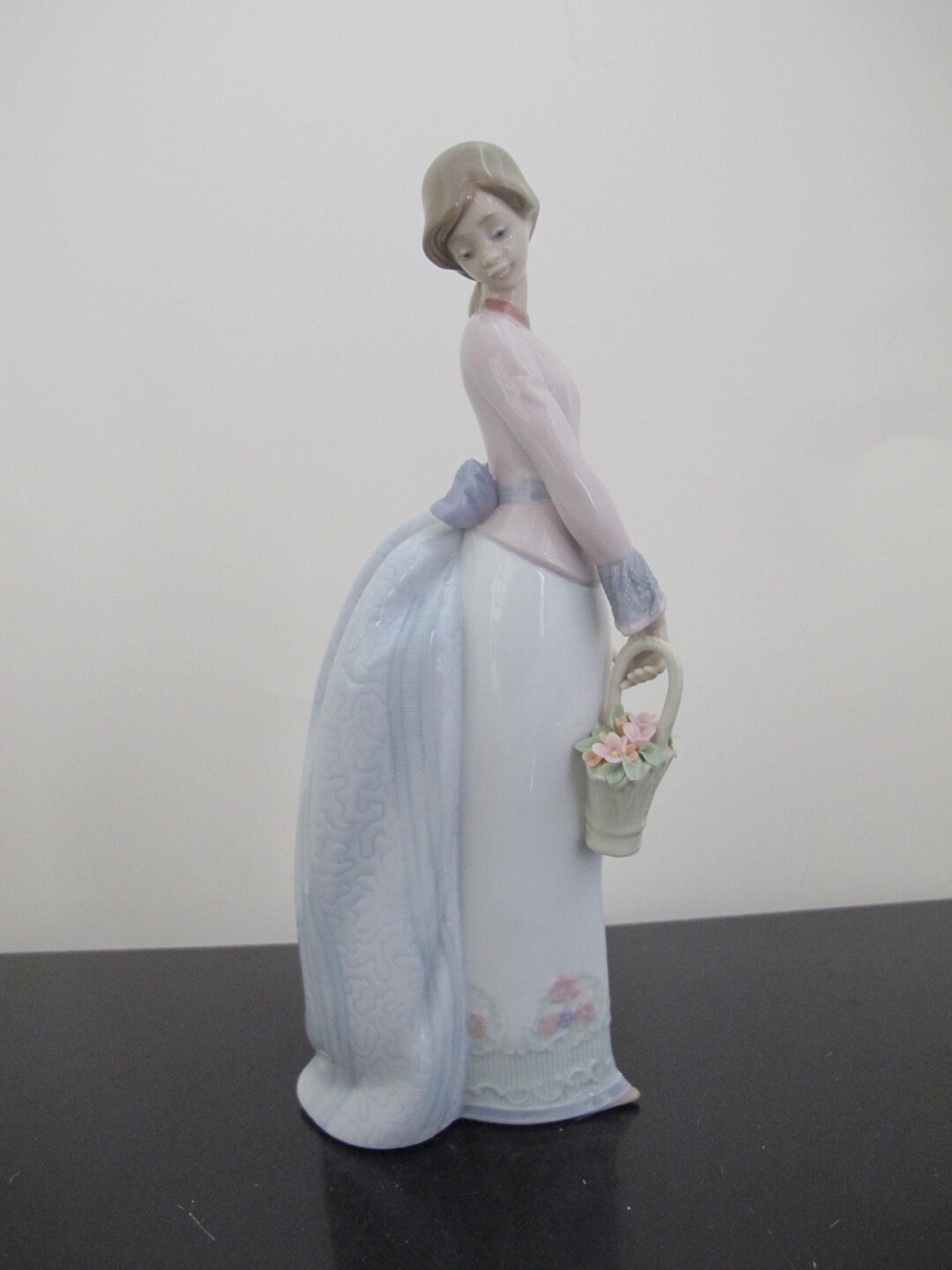 リヤドロ 7622 愛の籠を持つ女性 磁器コレクターズ ソサエティ 1994