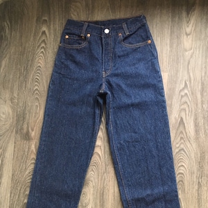 Pantalones vaqueros Levi's 501 Vintage Denim Jeans de los 90, estilo universitario, color índigo oscuro 201-0117, cintura alta, corte ajustado tipo wedgie. Etiqueta USA 28x34, medidas reales 25x31.
