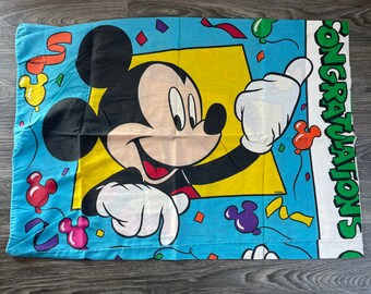 Funda de almohada de Mickey Mouse estilo vintage de los 80 con Goofy. ¡Felicidades! Ropa de cama de doble cara, fabricada por Disney en EE. UU. Medidas: 74 x 53 cm (tamaño individual estándar).