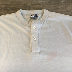 Nike shirt jaren 80 Henley-stijl lange mouw vintage blauw label T-shirt knop enkele steek VS zacht en dun medium T-shirt heren