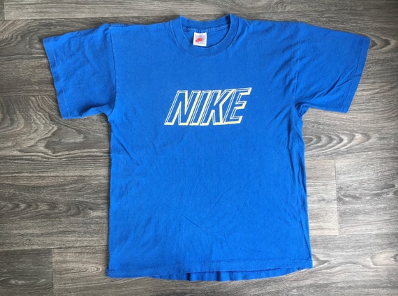 Camiseta Nike vintage de los anos 90 con etiqueta gris letras en bloque con sombra logotipo azul costura simple clasica hecha en EE. UU. talla M L Etsy Mexico