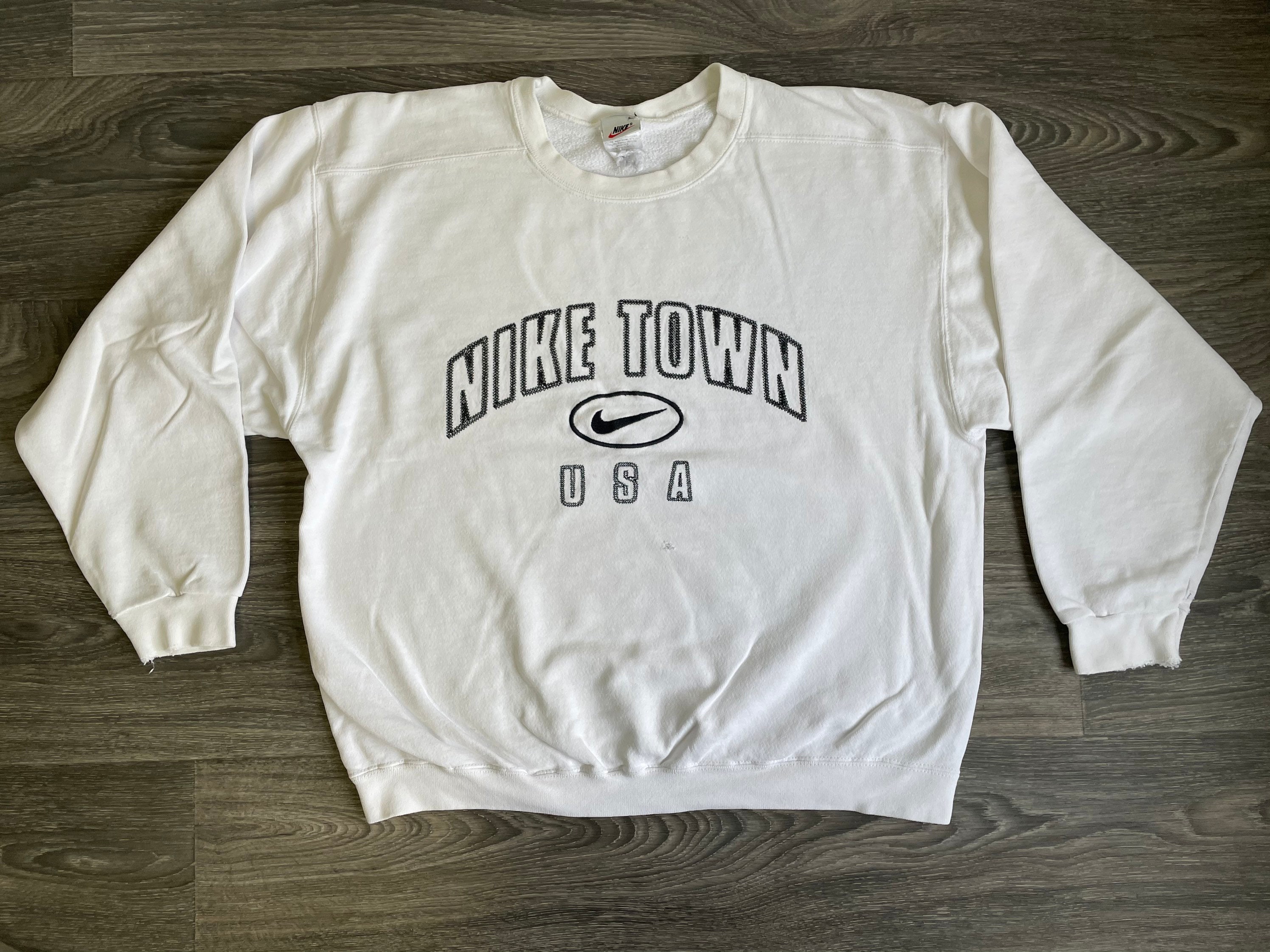 NIKE TOWN USA 90s Vintage Sweatshirt Center Swoosh White NIKE TOWN USA 90s Vintage Sweatshirt Center Swoosh White