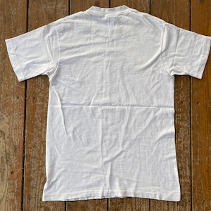 K&ouml;nnte beinhalten: Ein wei&szlig;es T-Shirt mit Rundhalsausschnitt und kurzen &Auml;rmeln. Das Shirt ist aus weichem, bequemem Stoff und perfekt f&uuml;r den Alltag.