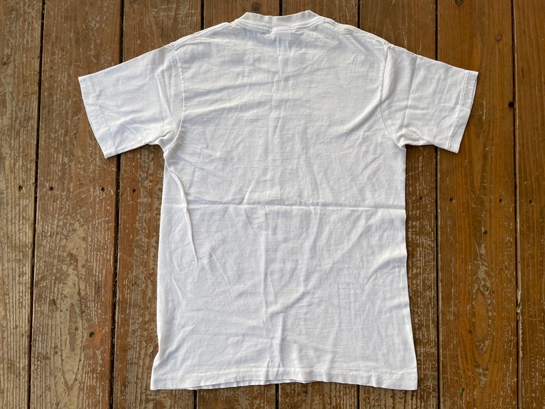 K&ouml;nnte beinhalten: Ein wei&szlig;es T-Shirt mit Rundhalsausschnitt und kurzen &Auml;rmeln. Das Shirt ist aus weichem, bequemem Stoff und perfekt f&uuml;r den Alltag.